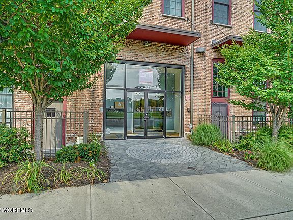 4th image of 1001 2nd Avenue #207