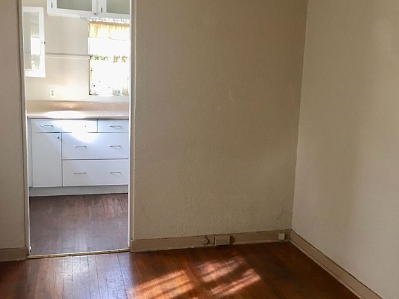 3rd image of 2209 E Hawthorne St
