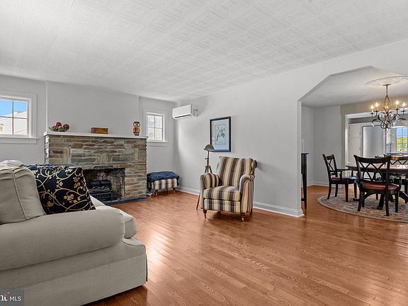 4th image of 182 W Upper Ferry Rd