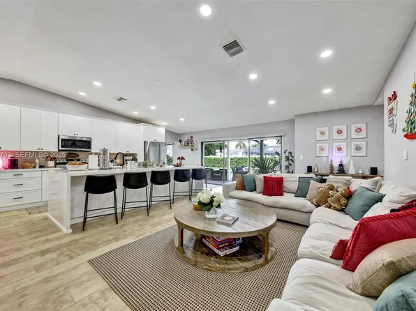 8519 Ramblewood Dr, Coral Springs, FL 33071