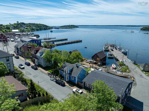 201 Montague St, Lunenburg, NS B0J 2C0