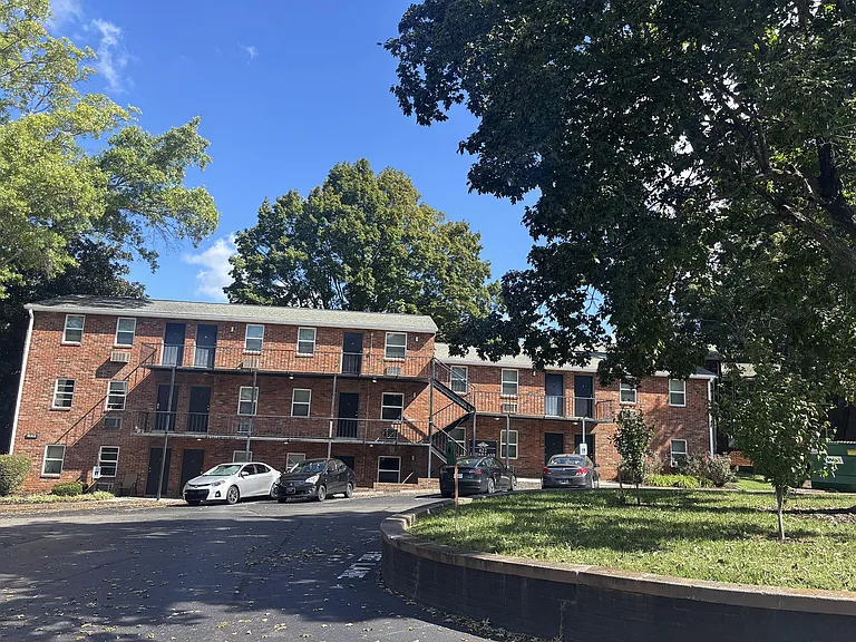 Windsor Court Apartments — Photo 10