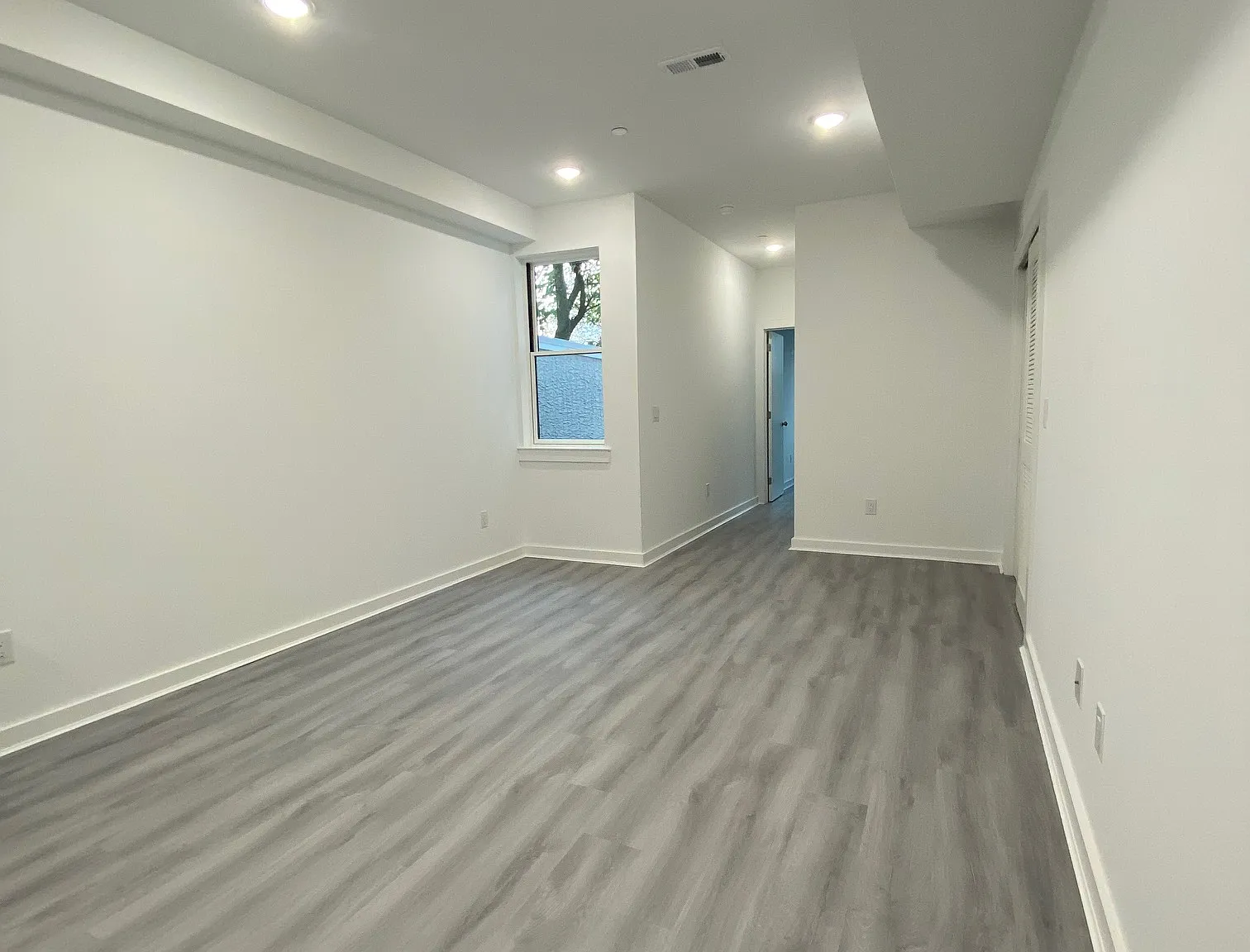 2 bed, 700 sqft, $1,600 — Photo 2