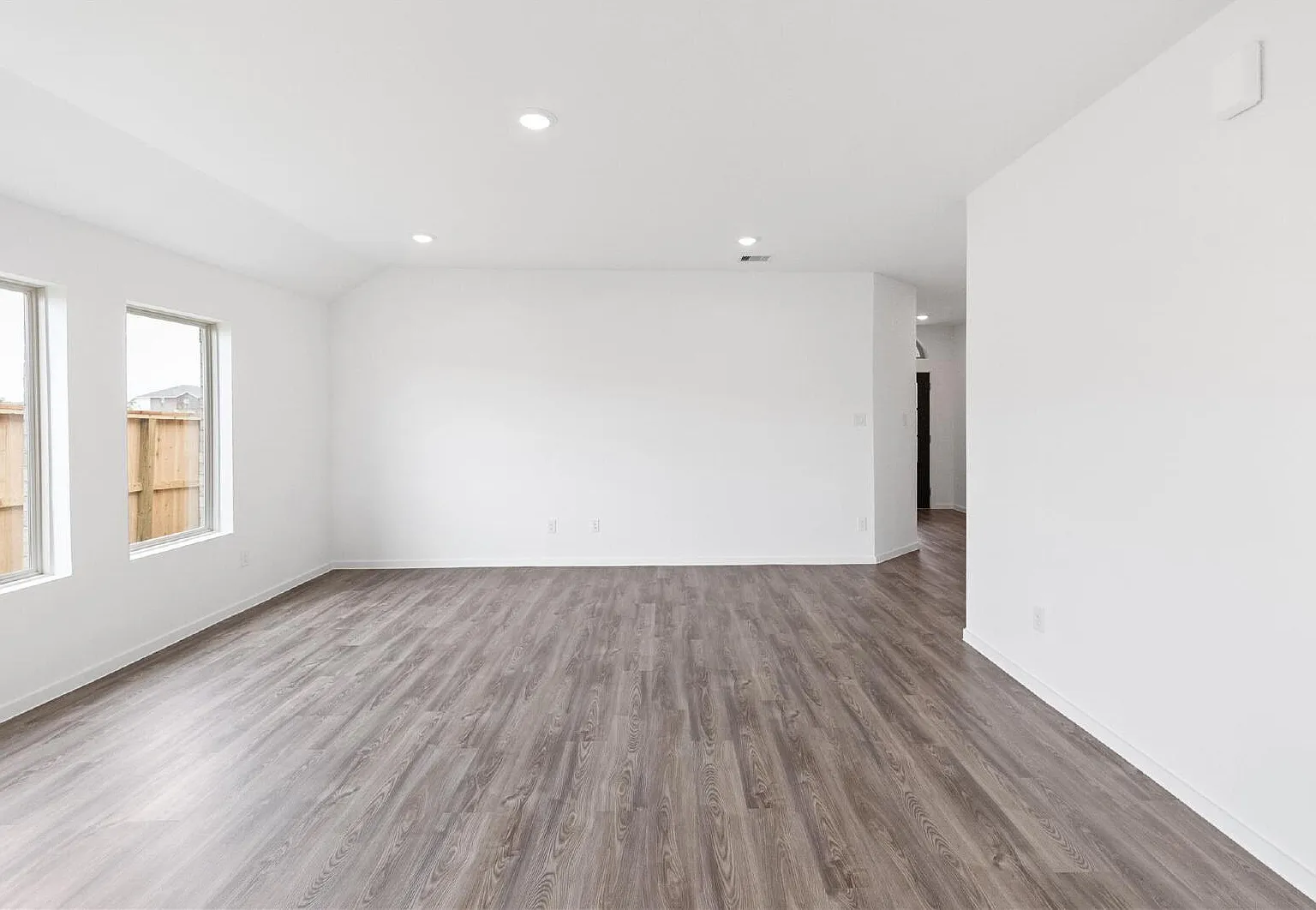 4 bed, 2.0 bath, 1922 sqft, $2,300 — Photo 2