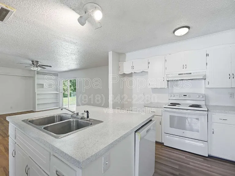 313 E Woodrow Pl — Photo 10