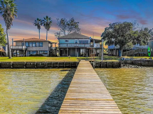 211 Captains Rd, Anahuac, TX 77514