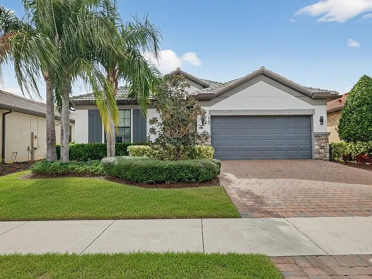 540 SE Monet Dr — Photo 1
