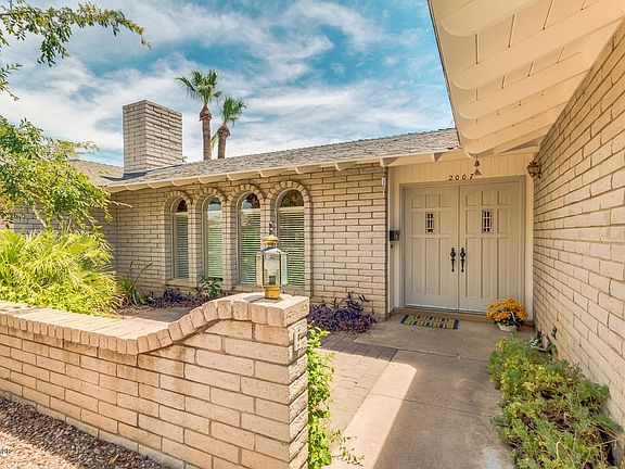 INVITING COURTYARD ENTRANCE
