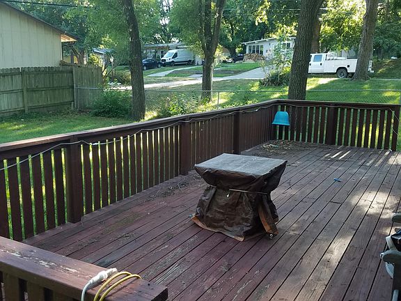 Huge Entertainment Deck off the Kitchen in a fenced in yard!