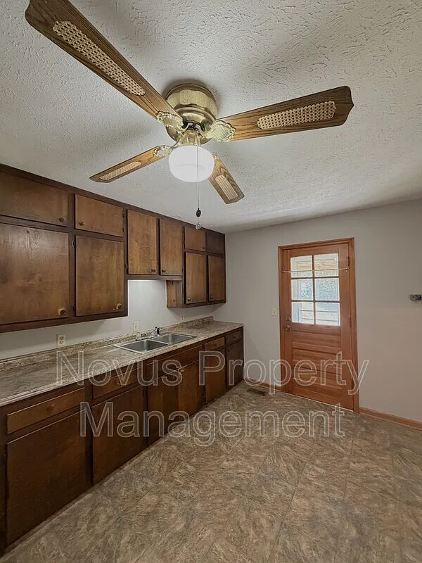 2 bed, 1.0 bath, $1,095 — Photo 2