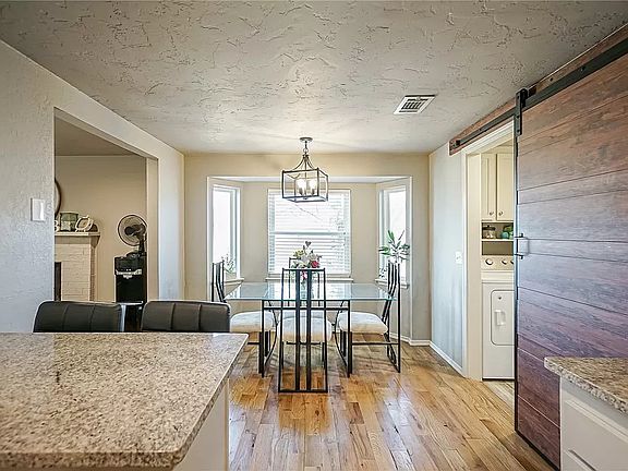 4th image of 400 Clermont Dr