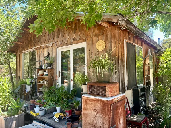 2611 Redwood Dr, Redway, CA 95560