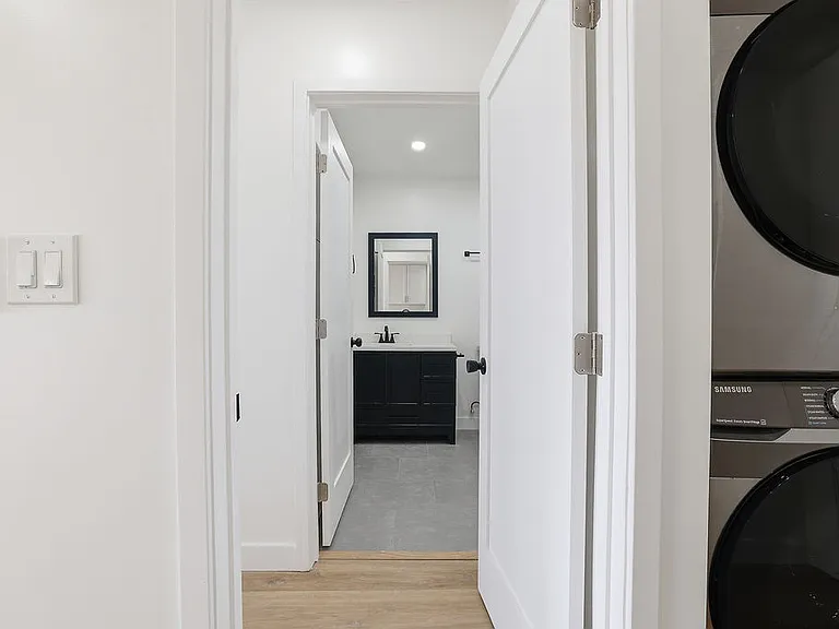 Encino Country Club Apartments — Photo 94