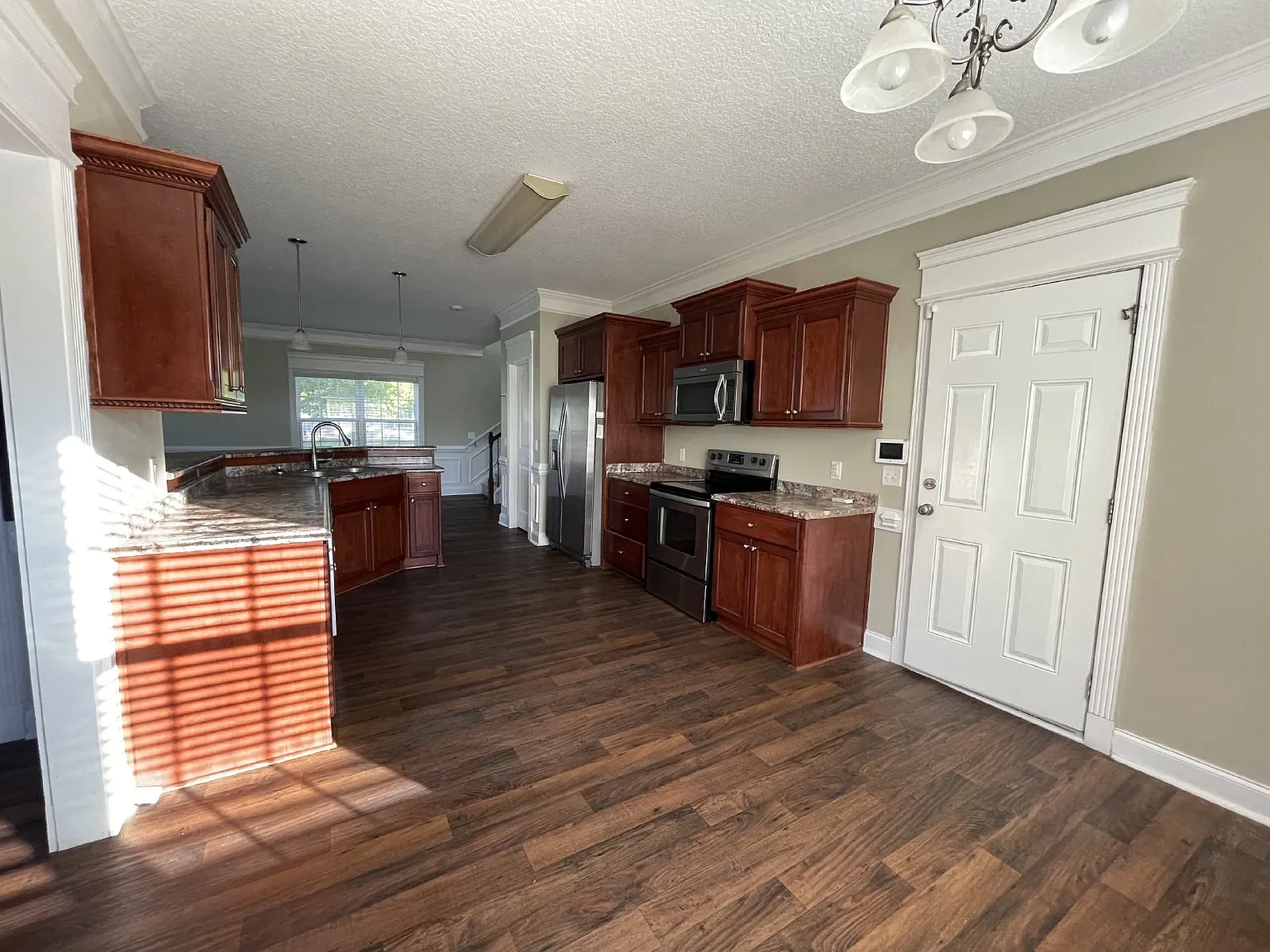 4 bed, 2.5 bath, 2394 sqft, $2,100 — Photo 4