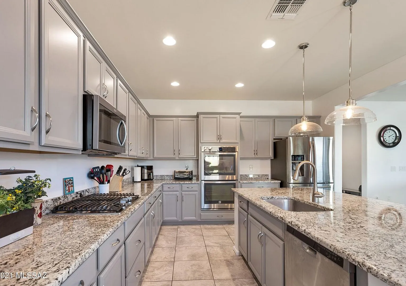 Spacious 4-Bed Marana Home with Chef's Kitchen & Private Fenced Yard — Photo 3