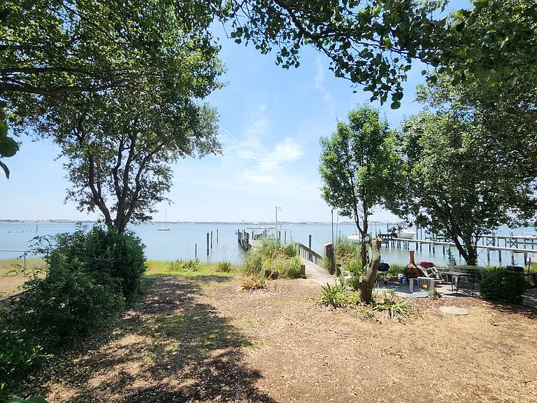 1331 Bayville St — Photo 56
