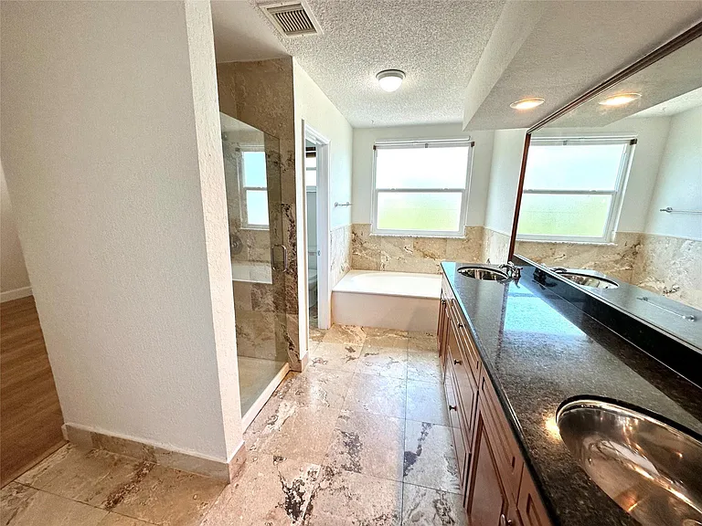 12624 NW 11th Ct — Photo 10