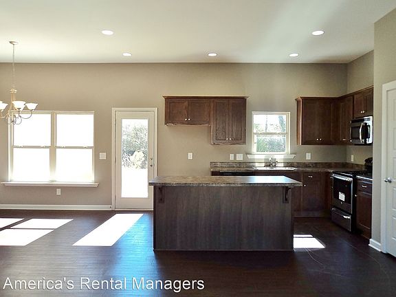 4th image of 221 The Heights Dr