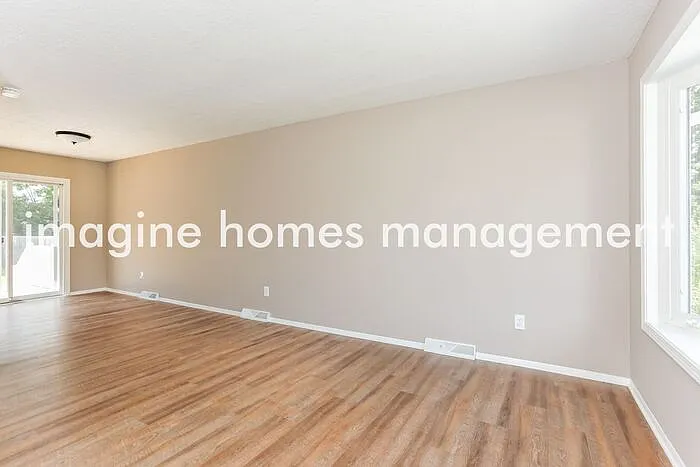 3 bed, 2.0 bath, 1304 sqft, $2,295 — Photo 4