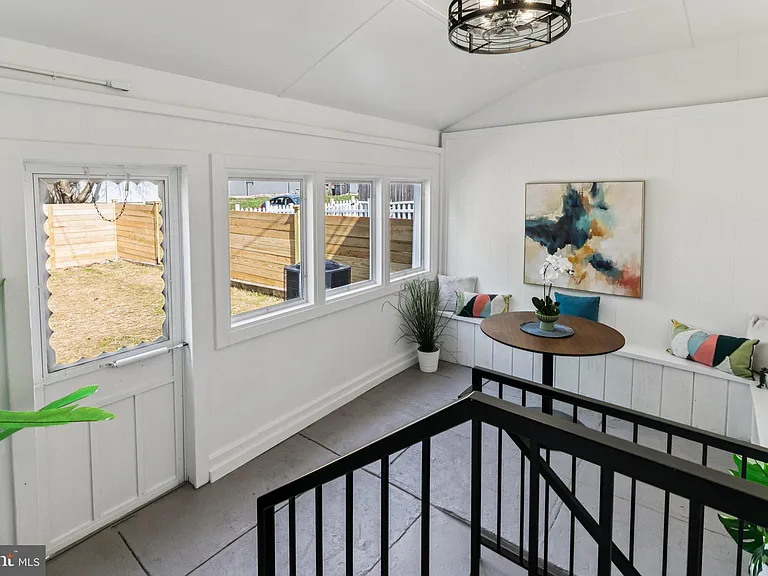 732 Harry St — Photo 17