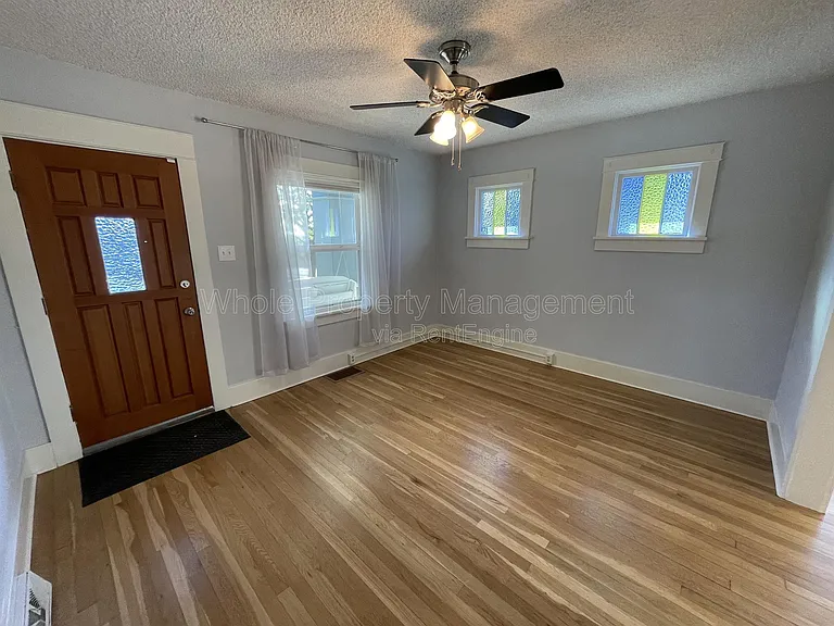 4909 Beach Ct — Photo 5