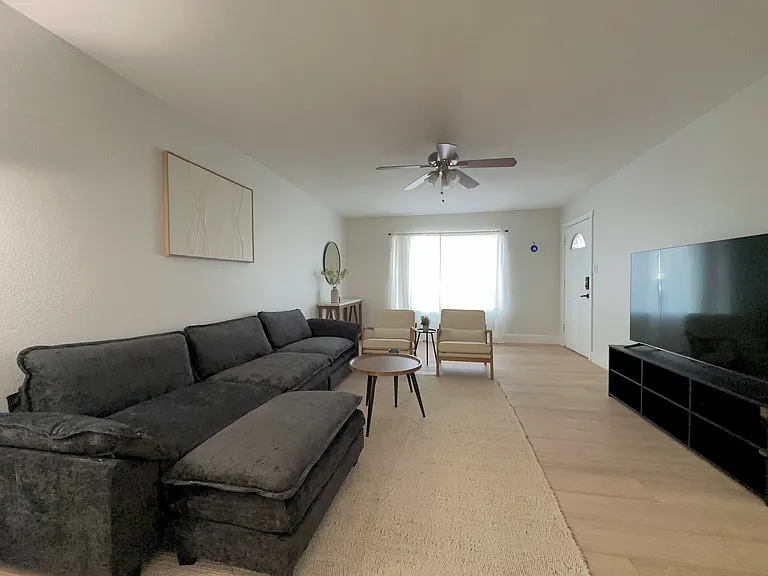 1 W Fairmont Dr — Photo 5