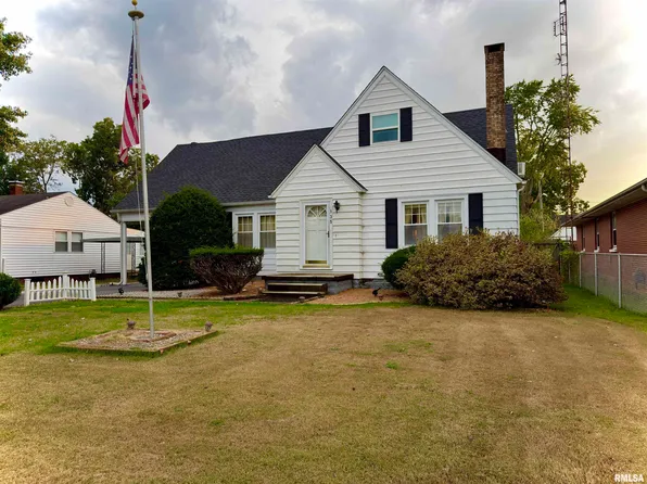 135 10th St, Carmi, IL 62821