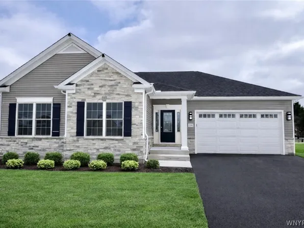 7290 Woodhaven Dr, Lockport, NY 14094