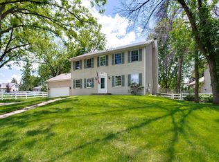 582 Sextant Ave W, Roseville, MN 55113