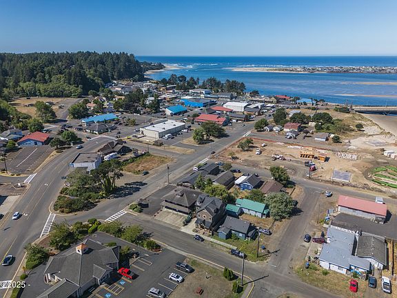 3rd image of 220 NW Spring St