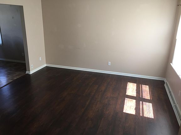 Family room 13.5x13.5, with laminate flooring