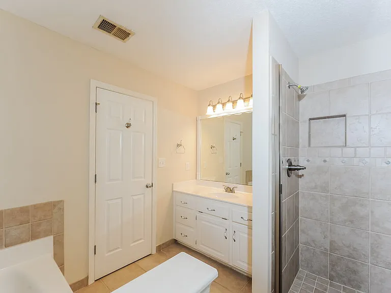 216 Mackenzie Ct — Photo 14