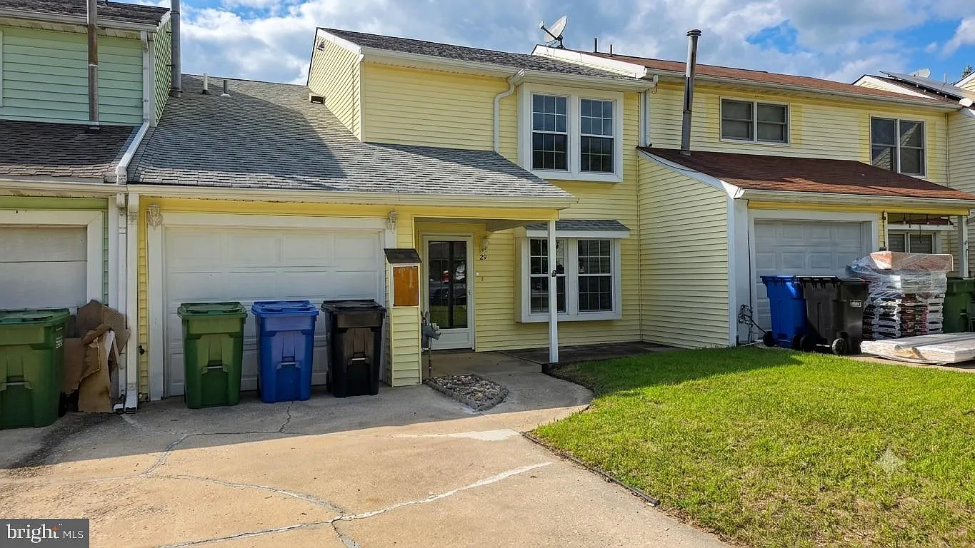 3 bed, 1.5 bath, 1418 sqft, $2,600 — Photo 1