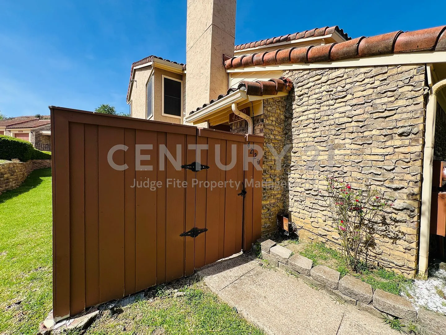 Lovely 2-Story 3/2 Condo in Gated Community Ready for Move-In! — Photo 2