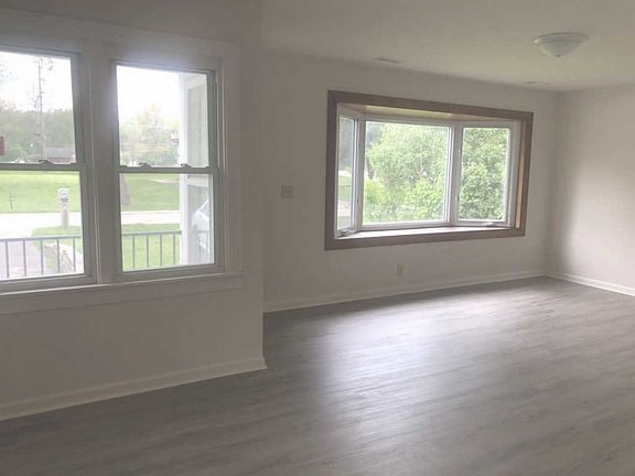 3rd image of 806 Menominee Dr