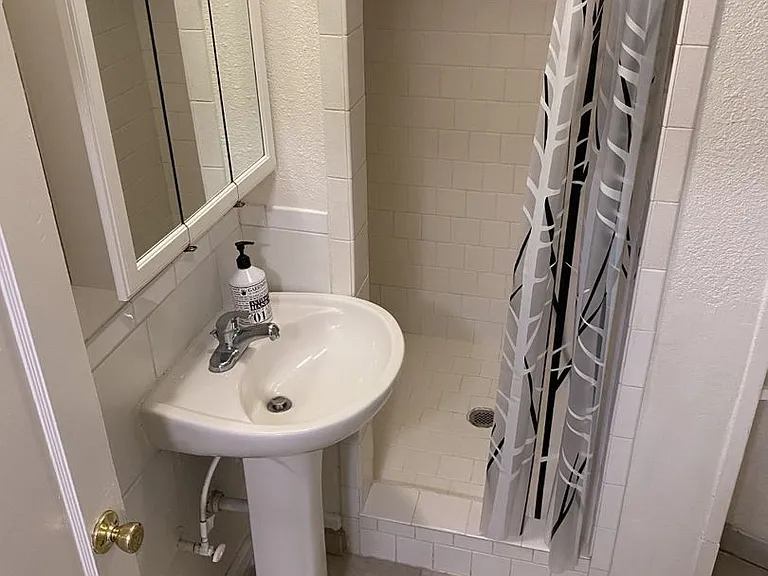 1 BR, 1 Bath, 690 sq. ft. Victorian Unit - Close to Ferry Terminal — Photo 12