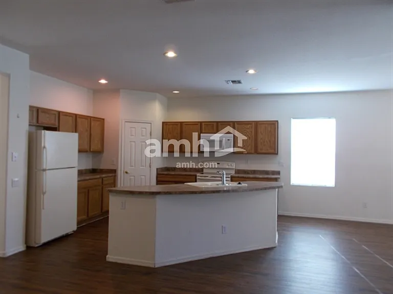 11621 W Lincoln St — Photo 2