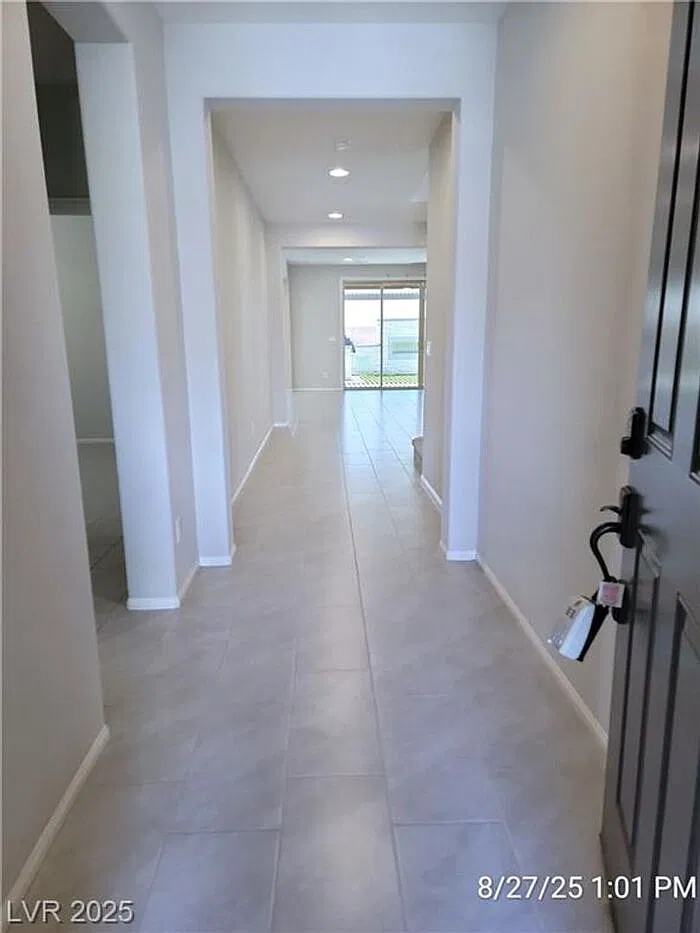4 bed, 3.0 bath, 2964 sqft, $3,100 — Photo 3