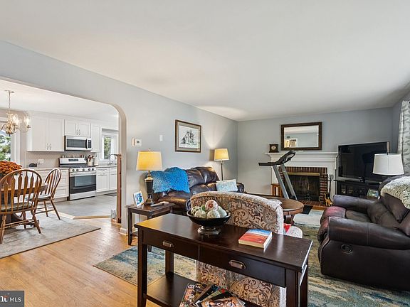 5th image of 15 Magnolia Ct