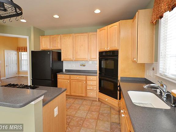 Gourmet chef's kitchen w/ceramic tile