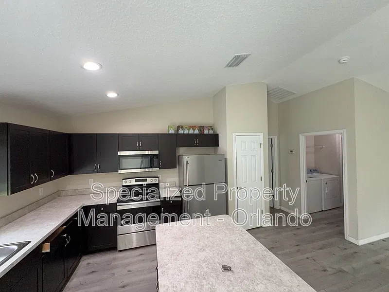 3 bed, 2.0 bath, 1399 sqft, $1,599 — Photo 3