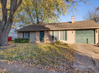 902 Fairoaks Dr, Champaign, IL 61821