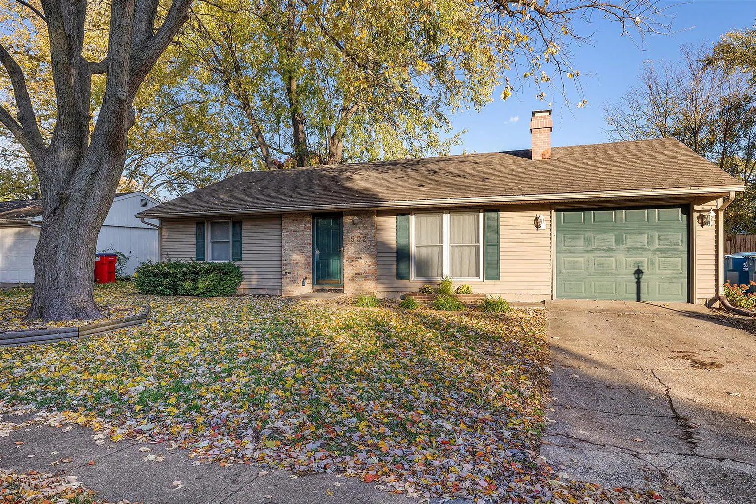 902 Fairoaks Dr photo 1