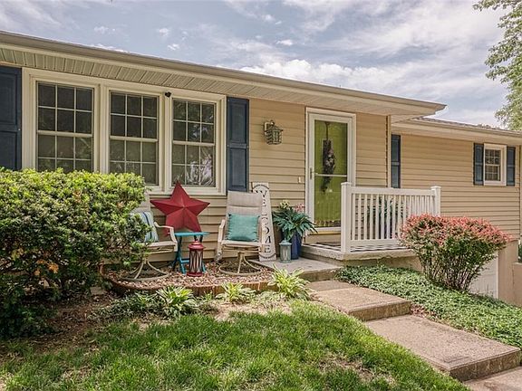 3rd image of 3020 Jennifer Ln