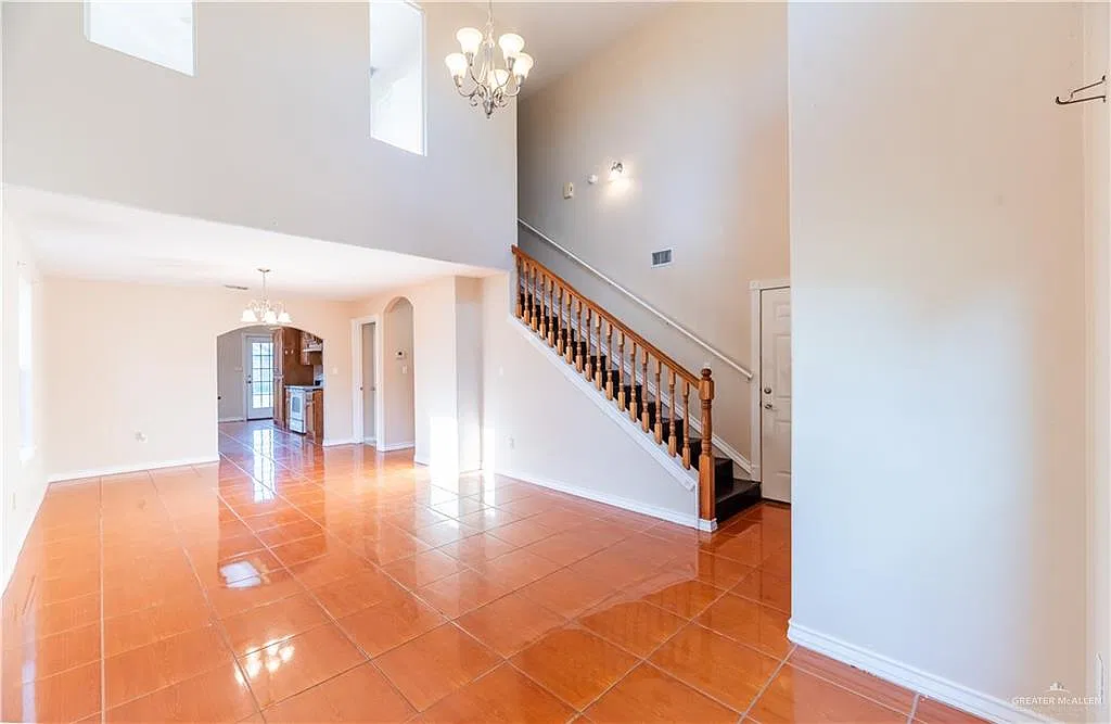 4 bed, 3.5 bath, 2095 sqft, $2,000 — Photo 2