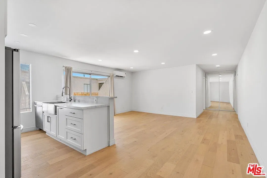 2 bed, 2.0 bath, 912 sqft, $3,400 — Photo 1