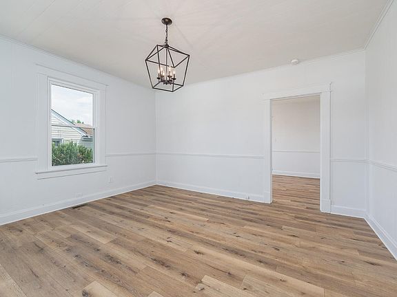 3rd image of 3205 Nelson St