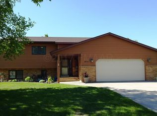 2610 Sungate Dr S, Fargo, ND 58103