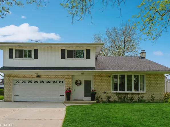 1049 Peace Dr, Wheeling, IL 60090
