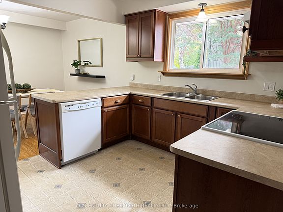 4th image of 72 Allan St